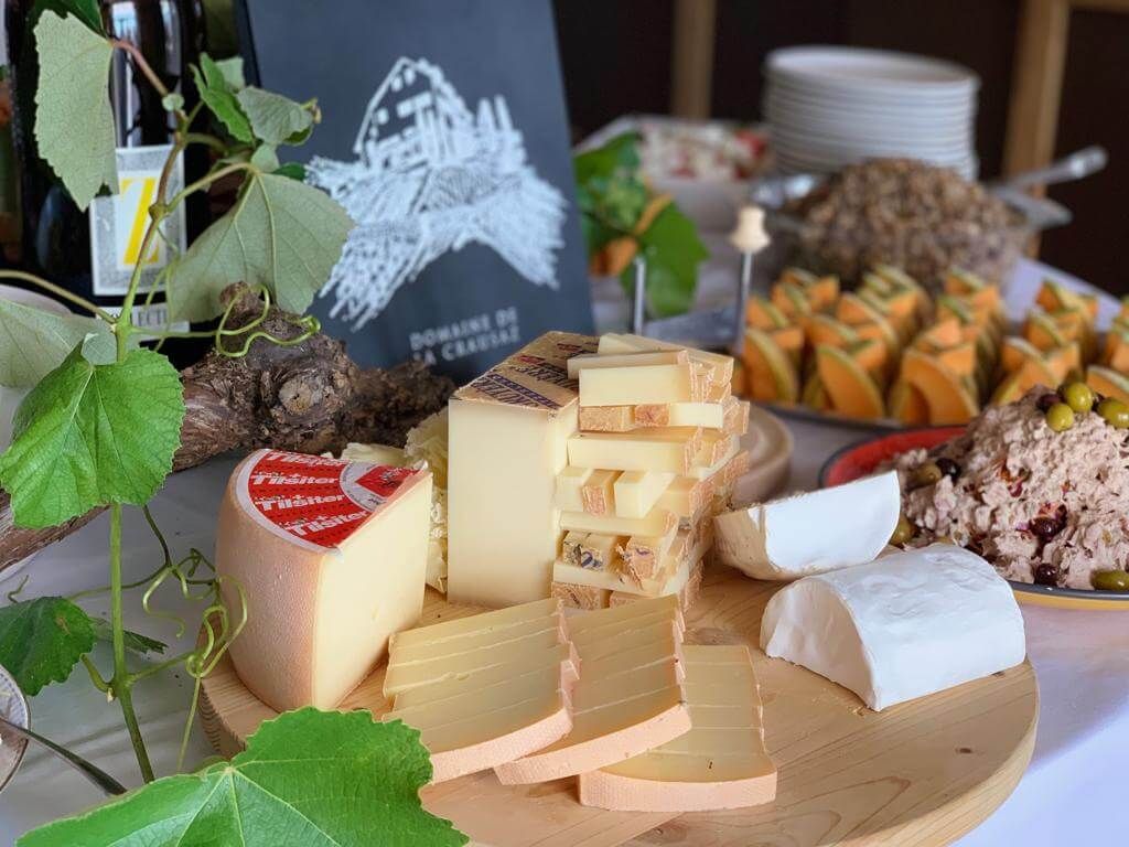 Plateau de fromage, charcuterie et fruits de saison